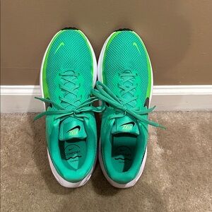 Nike revolution 8
Green shock/Black – Green strike